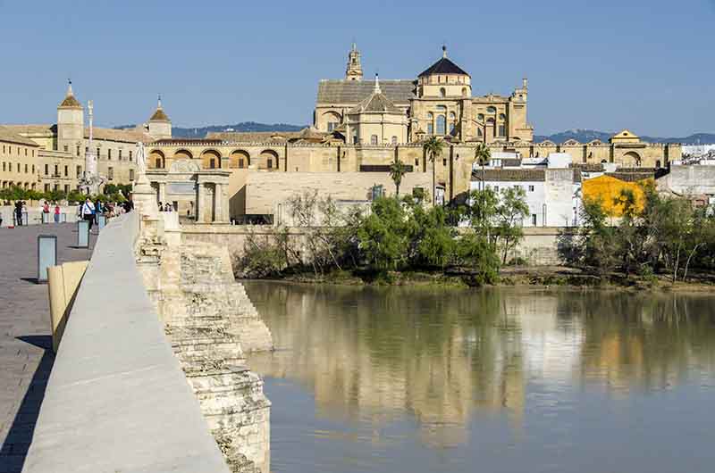 Córdoba 005 - Puente Romano y Mezquita Catedral.jpg